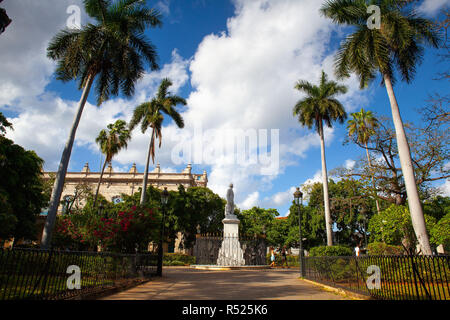 Havanna, Kuba - Januar, 22,2017: Statue von Präsident Carlos Manuel de Cespedes auf der Plaza de Armas. Der Stadt älteste Plaza ist umgeben von Res Stockfoto