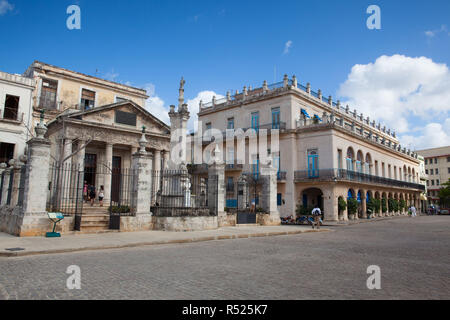 Havanna, Kuba - Januar, 22,2017: koloniale Architektur auf der Plaza de Armas, dem ältesten Plaza ist von Restaurants und Host zu numerou umgeben Stockfoto