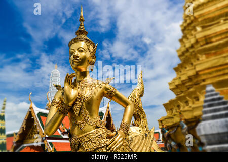 Goldene Statue von halb Vogel, halb Frau am Grand Palace in Bangkok von der kostenlosen Abgabe foto Gebiet. Stockfoto