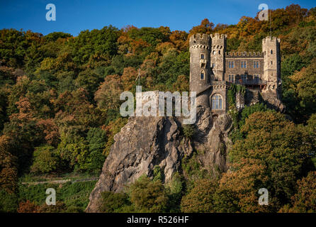 Burg Rheinstein auf einem Hügel mit blauem Himmel und im Herbst Farben gehockt Stockfoto