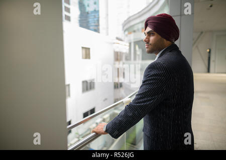 Portrait von indischer Geschäftsmann mit Turban Denken im Freien in der Stadt Stockfoto