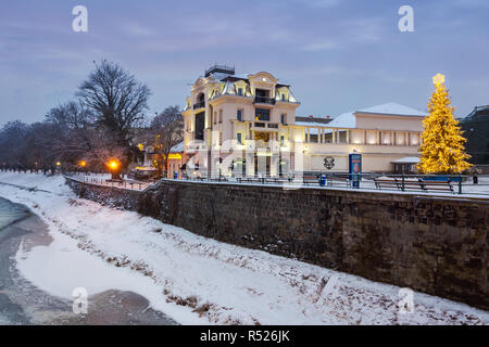 Uschhorod, Ukraine - Dec 26, 2016: Weihnachtsbaum in der Altstadt in der Morgendämmerung. schöne Architektur auf dem Damm zwischen den Linden Allee und theatralische Stockfoto