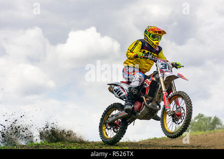 Uschhorod, Ukraine - 26.Juni 2018: transkarpatien Open World Motocross Championship. extreme Sport Wettbewerb. Der Beschleunigung im Schlamm bedeckt. s Stockfoto