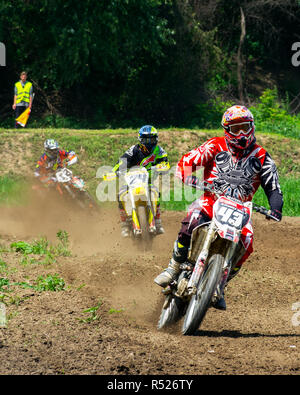 Uschhorod, Ukraine - 26.Juni 2018: transkarpatien Open World Motocross Championship. extreme Sport Wettbewerb. Leader die die Umdrehung der Pu verlassen Stockfoto