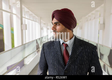 Portrait von indischer Geschäftsmann mit Turban Denken im Freien in der Stadt Stockfoto