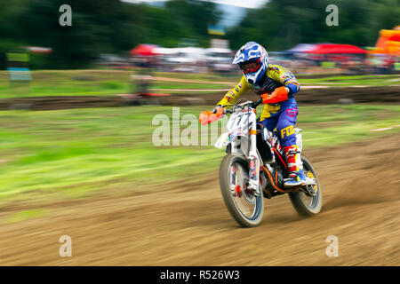 Uschhorod, Ukraine - 26.Juni 2018: transkarpatien Open World Motocross Championship. extreme Sport Wettbewerb. junge Teilnehmer beschleunigen. Pan Stockfoto