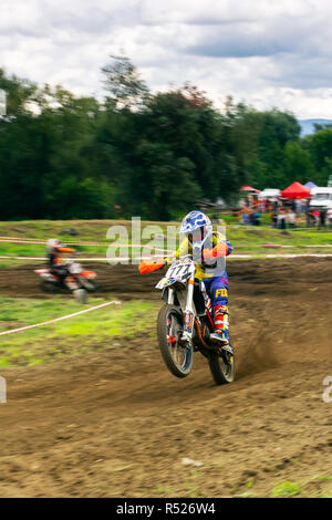 Uschhorod, Ukraine - 26.Juni 2018: transkarpatien Open World Motocross Championship. extreme Sport Wettbewerb. junge Teilnehmer beschleunigen afte Stockfoto