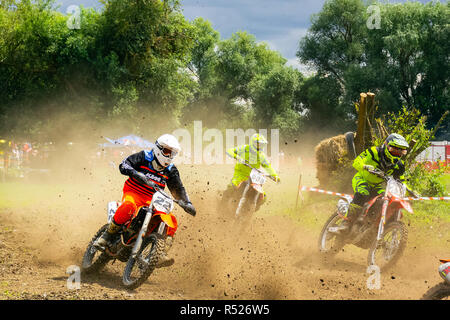 Uschhorod, Ukraine - 26.Juni 2018: transkarpatien Open World Motocross Championship. extreme Sport Wettbewerb. Die Teilnehmer beschleunigen Nach dem Sta Stockfoto