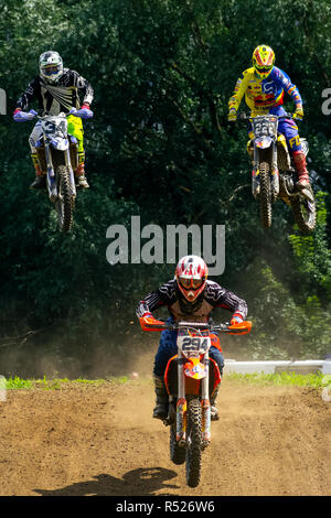 Uschhorod, Ukraine - 26.Juni 2018: transkarpatien Open World Motocross Championship. extreme Sport Wettbewerb. Leader die Verfolgung in die DUS-verlassen Stockfoto