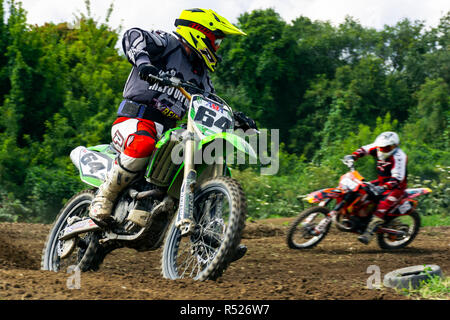 Uschhorod, Ukraine - 26.Juni 2018: transkarpatien Open World Motocross Championship. extreme Sport Wettbewerb. Teilnehmer Blick hinter während Takin Stockfoto