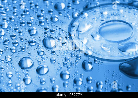 Wassertropfen auf Compact Disc getönten in blauer Farbe. Makro Stockfoto