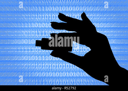 Silhouette einer Hand mit einem Flash-laufwerk auf einem abstrakten digitalen Hintergrund. Das Konzept der Diebstahl von Daten, Datenschutz und Hacking. Stockfoto