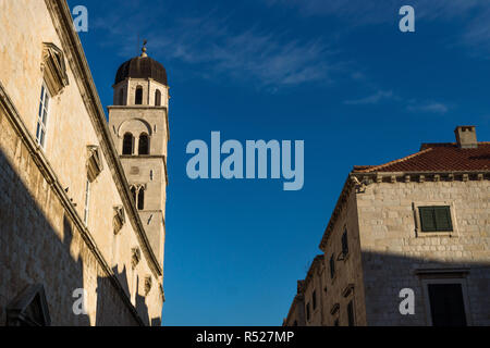 Sunshined Turm der Kirche St. Saviour auf blauen Himmel in Dubrovnik, Kroatien Stockfoto