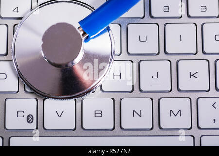 Stethoskop mit Laptop auf dem Schreibtisch. Gesundheitswesen und Medizinische Konzept. Stockfoto