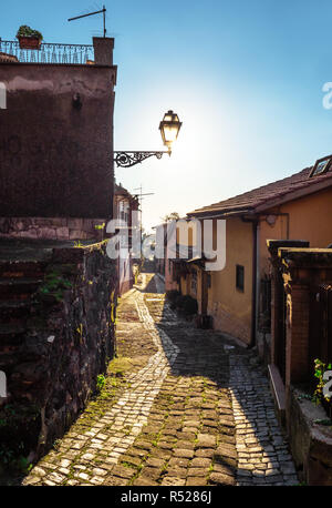 Rocca di Papa (Italien) - Eine schöne, kleine, alte und einen Panoramablick auf die Stadt in der Metropole Rom, auf dem Berg Cavo. Hier ein Blick auf das historische Zentrum. Stockfoto