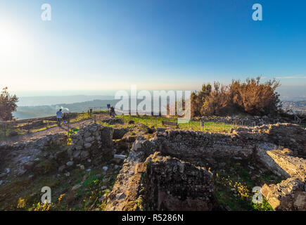 Rocca di Papa (Italien) - Eine schöne, kleine, alte und einen Panoramablick auf die Stadt in der Metropole Rom, auf dem Berg Cavo. Hier ein Blick auf das historische Zentrum. Stockfoto