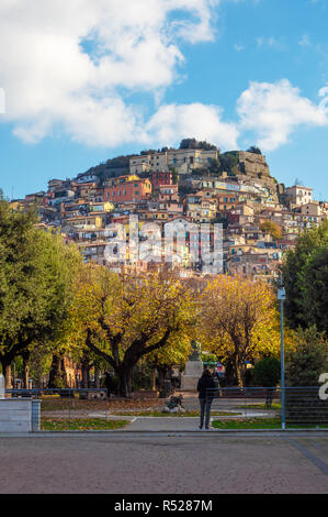 Rocca di Papa (Italien) - Eine schöne, kleine, alte und einen Panoramablick auf die Stadt in der Metropole Rom, auf dem Berg Cavo. Hier ein Blick auf das historische Zentrum. Stockfoto