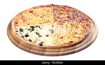 Vierbettzimmer topping Familie Pizza auf dem Schreibtisch aus Holz isoliert. Drei Viertel sehen. Wurst vs Schweinefleisch und Mais vs Pilze vs Oliven, in der anderen Art Stockfoto