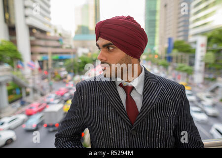 Portrait von indischer Geschäftsmann mit Turban im Freien in der Stadt Stockfoto