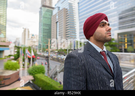 Portrait von indischer Geschäftsmann mit Turban Denken in der Stadt Stockfoto