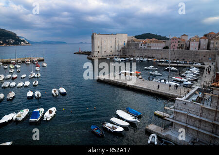 Festung von Dubrovnik am Hafen von Dubrovnik mit dramatischen cloudscape im Winter, Kroatien Stockfoto