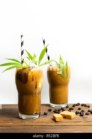Mokka Kaffee mit Marihuana in einem hohen Glas Stockfoto