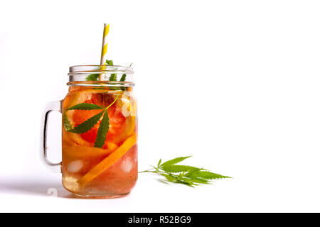 Grapefruit Smoothie mit Marihuana in einem Glas isoliert auf weiss Stockfoto