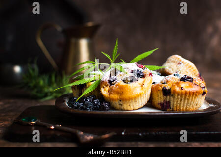 Hausgemachte Marihuana Muffins mit Beeren Früchte Stockfoto