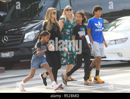 Heidi Klum Einkaufen mit ihrem Freund Tom Kaulitz und ihre vier Kinder mit: Heidi Klum, Tom Kaulitz, Henry Samuel, Johan Samuel, Lou Samuel Wo: West Hollywood, California, United States Wenn: 28 Oktober 2018 Quelle: WENN.com Stockfoto