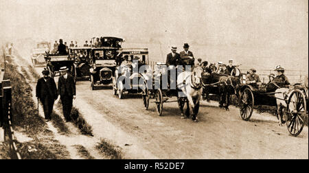 Racegoers zum Derby Pferderennen in Vintage Motor & Pferd reisen gezogenen Fahrzeugen und zu Fuß Stockfoto