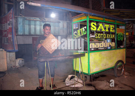 Satay Huhn wird durch den Verkäufer verbrannt. Bandung. Indonesien. Stockfoto