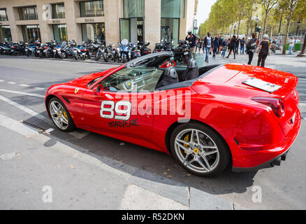 PARIS, Frankreich, 5. September 2018 - Ferrari California luxus Coupé Sport Autovermietung an der Champs-Elysee. Reise und Tourismus. Stockfoto