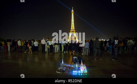 PARIS, Frankreich, 7. September 2018 - Eiffelturm bei Nacht voller Touristen, Ansicht von Trocadero, Paris, Frankreich. Stockfoto