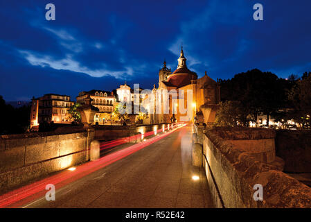 Nächtliche beleuchtete mittelalterliche Brücke und das Kloster an der blauen Stunde Stockfoto