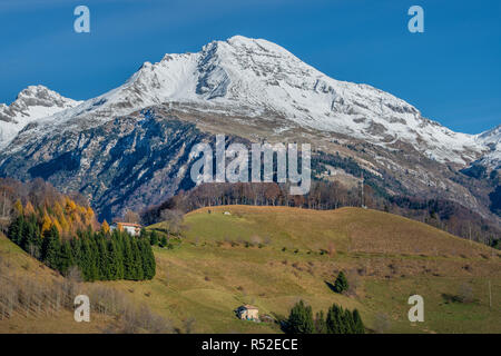 Mount arera mit dem ersten Schnee im Herbst Stockfoto