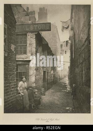 Alte Vennel, High Street, Glasgow, 1868. Geisterhafte Bewegte Figuren schottischen Fotograf Thomas Annans Studium der alten Vennel bevölkern, High Street, Glasgow. Annan wurde von der Stadt Verbesserung Vertrauen beauftragt, die innerstädtischen Slums, die für den Abriss und Wiederaufbau durch einen Akt des Parlaments im Jahr 1866 festgelegt wurden, zu dokumentieren. "Von der High Street und etwa auf halbem Weg zwischen der Hochschule und dem Kreuz der Alten Vennel nach Osten ausgebreitet, und drehen nach Süden über die molendinar Brennen, die gerade für das Gallowgate, die es sofort im Westen von Kleinen St. Mungo's Kirche verbunden sind." Auszug fr Stockfoto