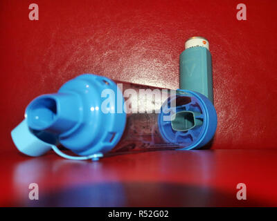 AeroChamber Plus. Der drug delivery verbessern, globale Atemwege Leitlinien empfehlen die Verwendung einer Kammer Gerät zusammen mit einem Metered Dose Inhalers. Stockfoto