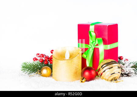 Weihnachten Hintergrund. Rote und goldene Verzierungen auf Weiß. Stockfoto