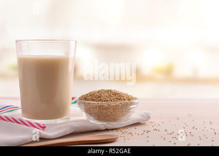 Quinoa trinken und Getreide in der Schüssel auf einen hölzernen Tisch in der Küche. Horizontale Komposition. Ansicht von vorn Stockfoto