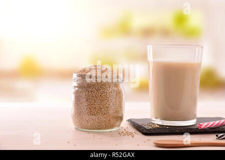 Quinoa trinken und Getreide in Glas Glas auf einem Holztisch in der Küche. Horizontale Komposition. Ansicht von vorn Stockfoto