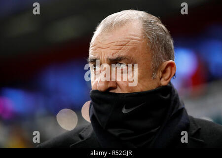 Moskau, Russland - 28. NOVEMBER: Galatasaray Trainer Fatih Terim schaut während der Gruppe D Spiel der UEFA Champions League zwischen FC Lokomotiv Moskau und Galatasaray bei Lokomotiv Stadion am 28. November 2018 in Moskau, Russland. (MB) Stockfoto