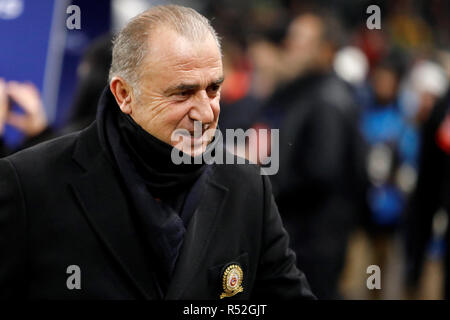 Moskau, Russland - 28. NOVEMBER: Galatasaray Trainer Fatih Terim schaut während der Gruppe D Spiel der UEFA Champions League zwischen FC Lokomotiv Moskau und Galatasaray bei Lokomotiv Stadion am 28. November 2018 in Moskau, Russland. (MB) Stockfoto