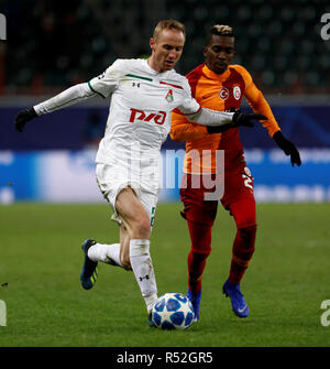 Moskau, Russland - 28. NOVEMBER: Vladislav Ignatjew (L) des FC Lokomotiv Moskau und Henry Onyekuru von Galatasaray Istanbul wetteifern um die Kugel während der Gruppe D Spiel der UEFA Champions League zwischen FC Lokomotiv Moskau und Galatasaray bei Lokomotiv Stadion am 28. November 2018 in Moskau, Russland. (MB) Stockfoto