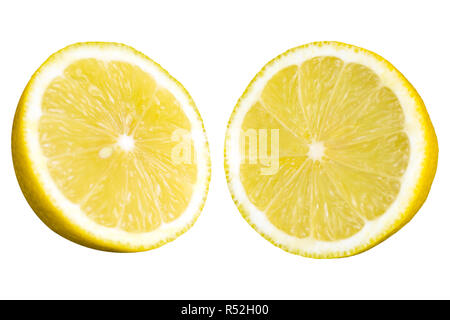 Nahaufnahme der in Scheiben geschnittene Zitronen auf weißem Hintergrund isoliert. Stockfoto
