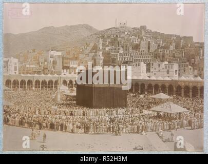 Die Haram-moschee in Mekka. [View der Pilger an der Kaaba]. Album von "Ansichten von Mekka und Medina". Von den Fotografen Veröffentlicht: Delhi [Octr. 15, 1907.]. Maroon Viertel - Leder album, 457 x 384 mm, mit Prints in Fenster Halterungen mit handschriftlichen Arabisch Untertitel. Auf der Rückseite jeder Print ist eine typografische Beschreibung in englischer Sprache, in der es heißt: 'H.A. Mirza & Söhne, Fotografen. [.... [Caption] .... mit einer kurzen Beschreibung.] Ein Blatt. Von den Fotografen Veröffentlicht: Delhi [Octr. 15, 1907.] 14 x 18° Litho. 1. Auflage. Preis, R.1, ein 4'. Das Album enthält historische und architektonische Blick aus Saudi Ara Stockfoto