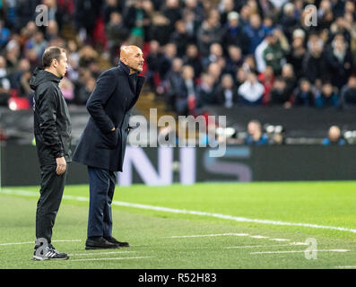 LONDON, ENGLAND - 28. NOVEMBER: Manager Luciano Spalletti des FC Internazionale schaut während der Gruppe B Spiel der UEFA Champions League zwischen den Tottenham Hotspur und dem FC Internazionale im Wembley Stadium am 28. November 2018 in London, Vereinigtes Königreich. (Foto von Sebastian Frej/MB Medien) Stockfoto