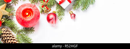 Weihnachten Hintergrund mit Kerze und Dekorationen auf Weiß. Stockfoto