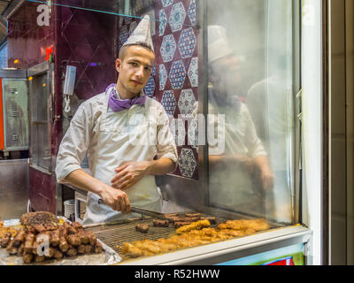 Istanbul, Türkei, 12. Juni 2014: junge Küchenchef machen Köfte in einem reataurant Fenster in Istiklal. Stockfoto