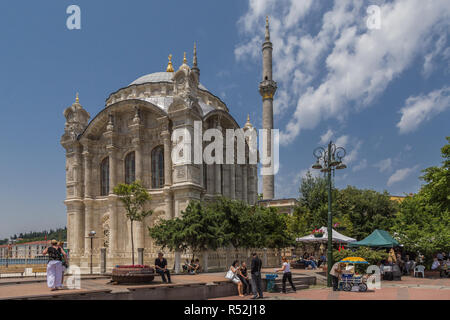 Istanbul, Türkei, 19. Juni 2013: Ortaköy Moschee, Büyük Mecidiye Camii, stehen am Rand des Bosporus. Stockfoto