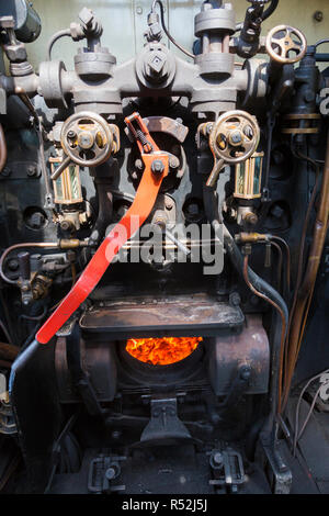 Dampflokomotive Fahrerkabine mit Feuer box/firebox & Treiber steuert/Räder und Hebel in der Kabine der historische Zug Motor Nummer 41298, die auf der Isle of Wight Steam Railway Line. Das VEREINIGTE KÖNIGREICH (98) Stockfoto